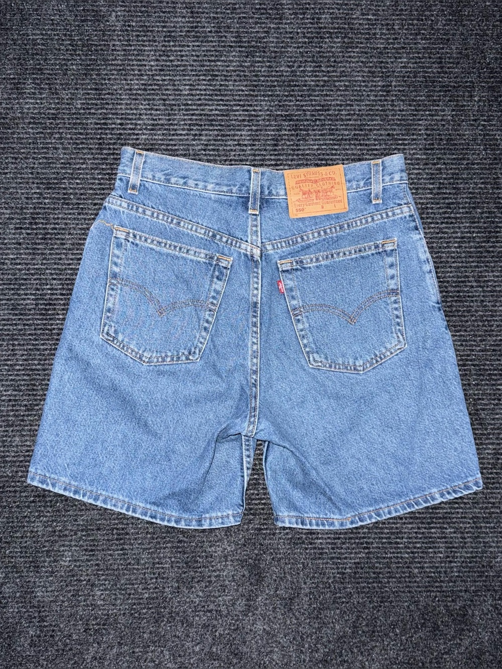Vintage Y2K Levi’s 550 Relaxed Mid Thigh Denim Shorts Women’s 10 / 31 USA Made